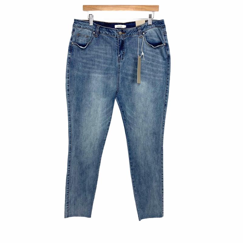 Amaryllis Light Wash Embroidered Raw Hem Jeans NWT- Size 14 (Inseam 26\")